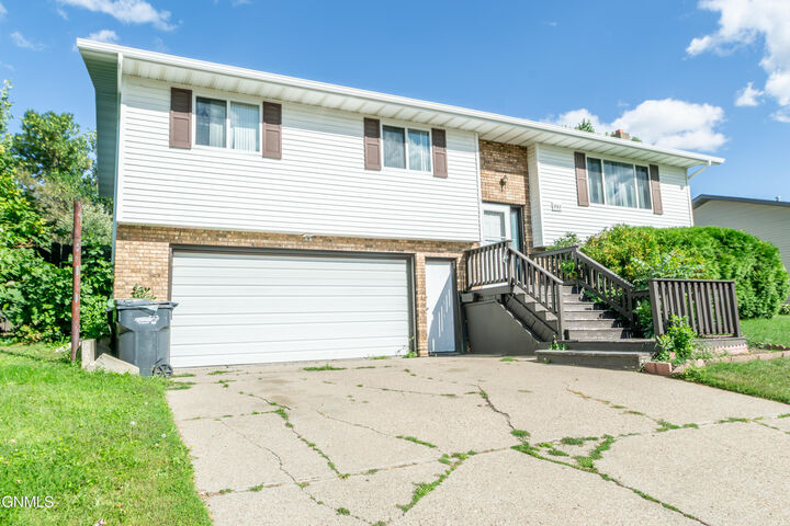 Property Photo: 802 5th Avenue NE ND 58554