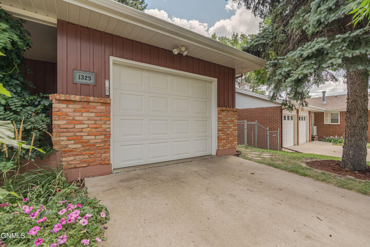 Property Photo:  1325 Meredith Drive  ND 58501 