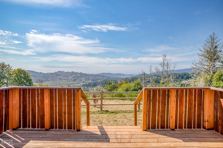 Property Photo: 946 N Echo Mountain Road OR 97368