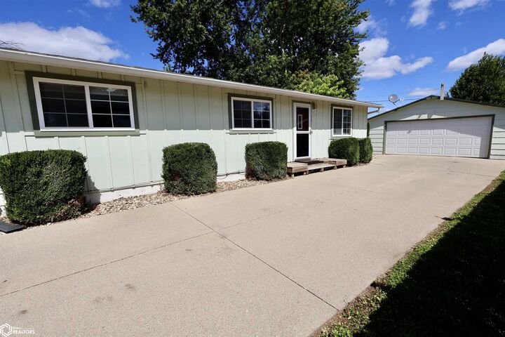 Property Photo: 908 S 11th Avenue IA 50158