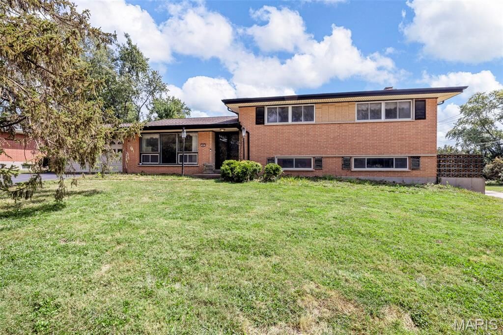 Property Photo: 800 Charlesgate Drive MO 63132