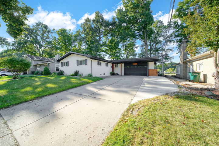 Property Photo: 2811 Woodview Drive MI 48911