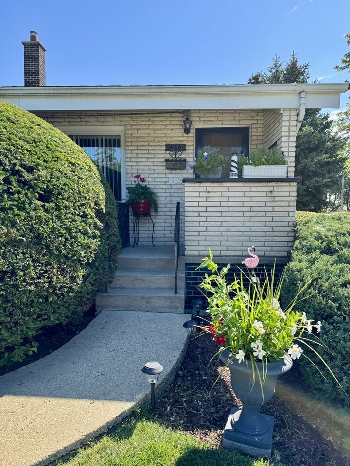 Property Photo: 1247 S Mannheim Road 3 IL 60154
