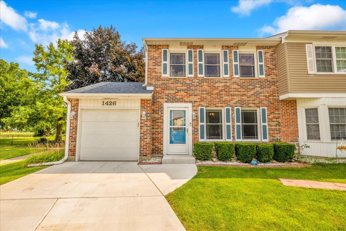 Property Photo:  1426 Walnut Circle  IL 60188 