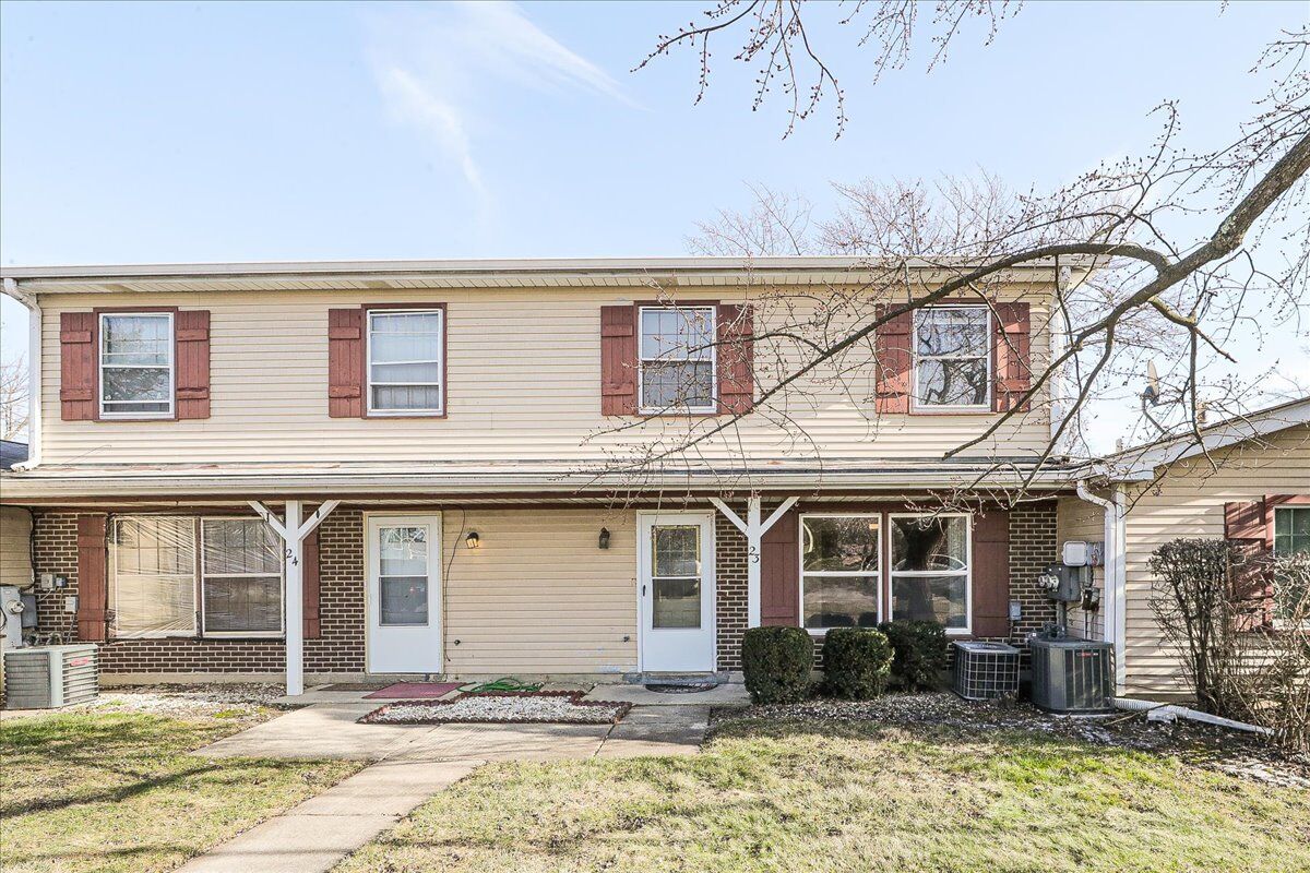 Property Photo: 23 Wildwood Lane G IL 60440