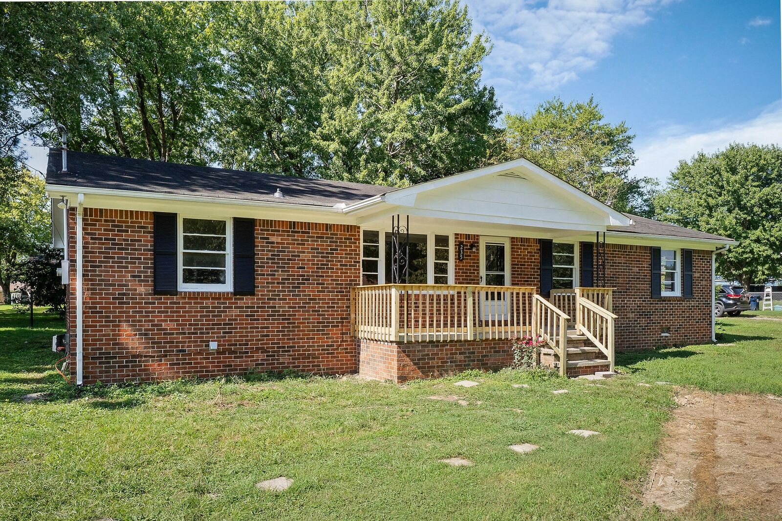 Property Photo:  235 Meadowbrook Dr  TN 37166 