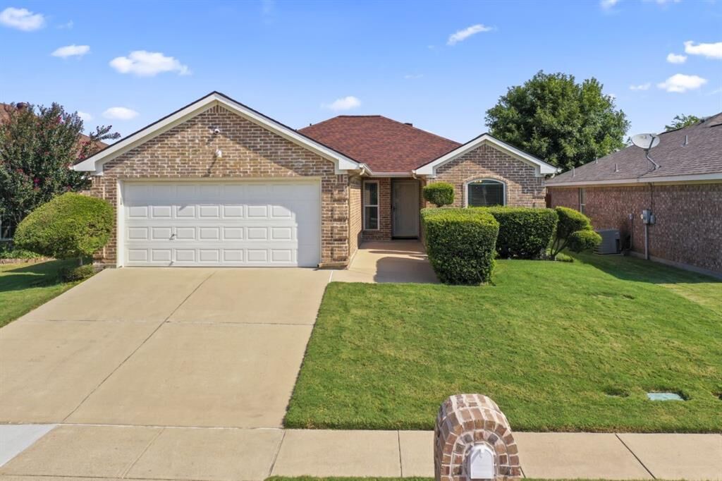 Property Photo: 2736 Ensenada Lane TX 76108