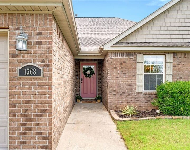 Property Photo: 1568 N Oakhaven Place AR 72704