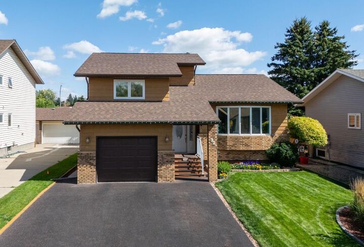 Property Photo: 32 Rideau Close SW AB T4B 1A6