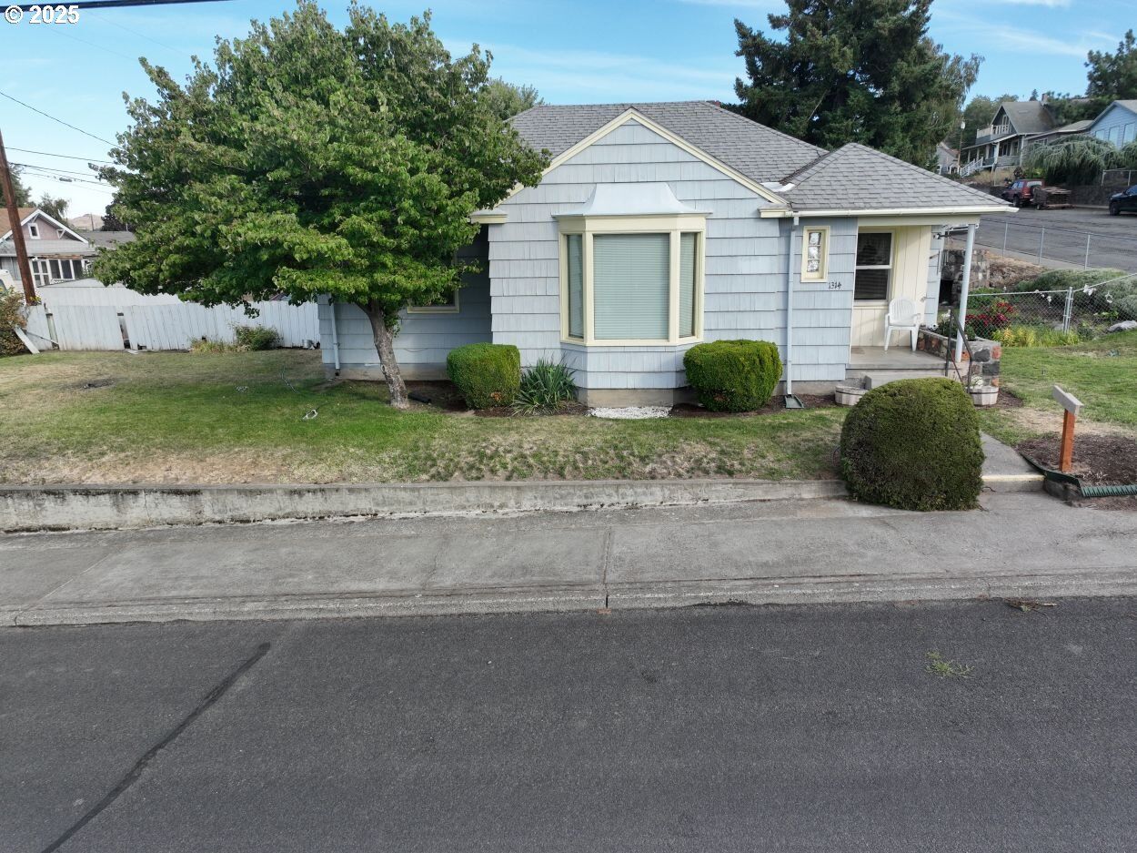 Property Photo:  1314 Mount Hood St  OR 97058 
