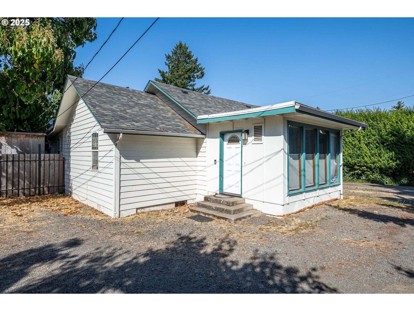 Property Photo:  1525 Park Ave  OR 97404 