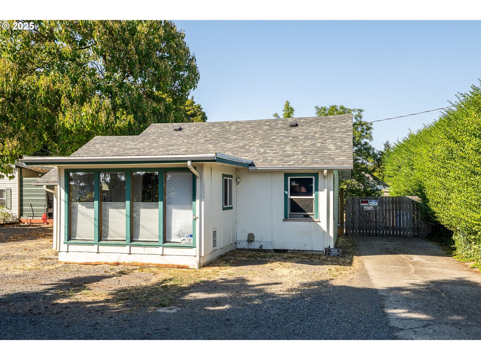 Property Photo:  1525 Park Ave  OR 97404 