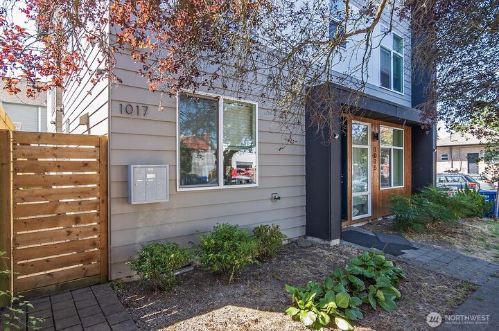 1017 NE 55th Street  Seattle WA 98105 photo