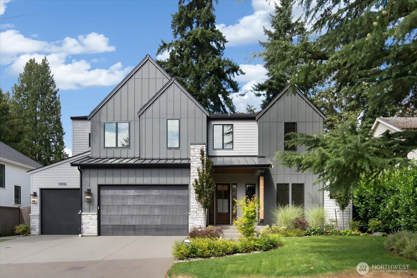 Property Photo: 10924 SE 24th Place WA 98004