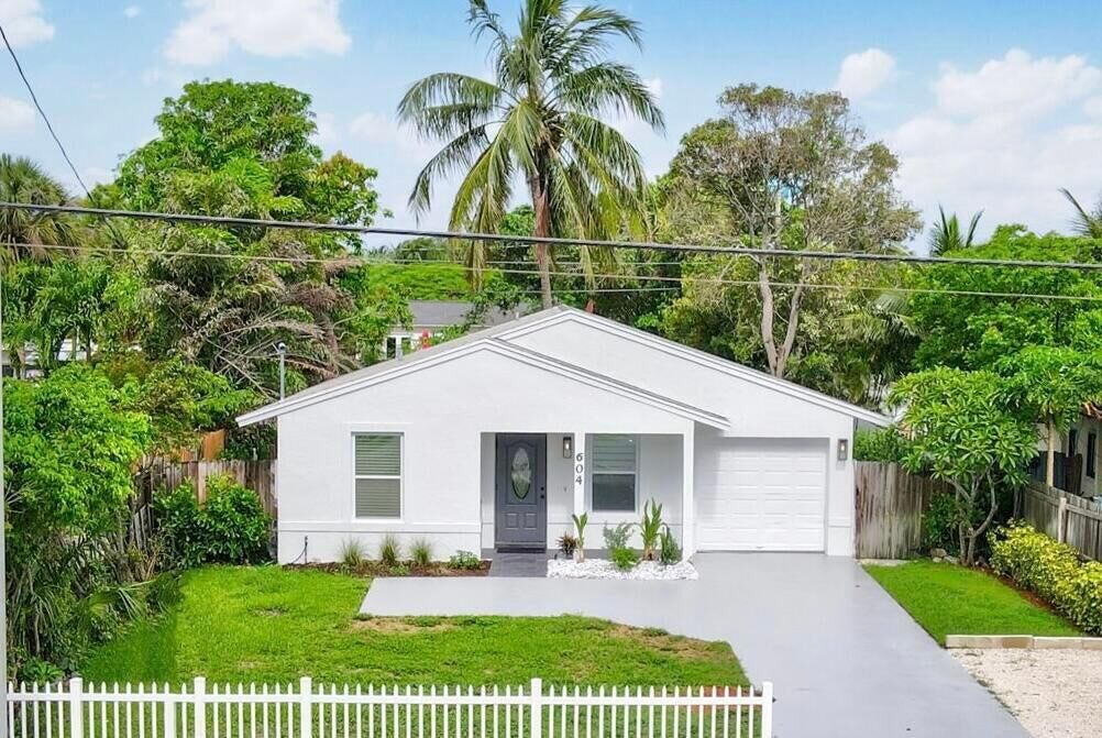 Property Photo: 604 SE 4th Avenue FL 33483