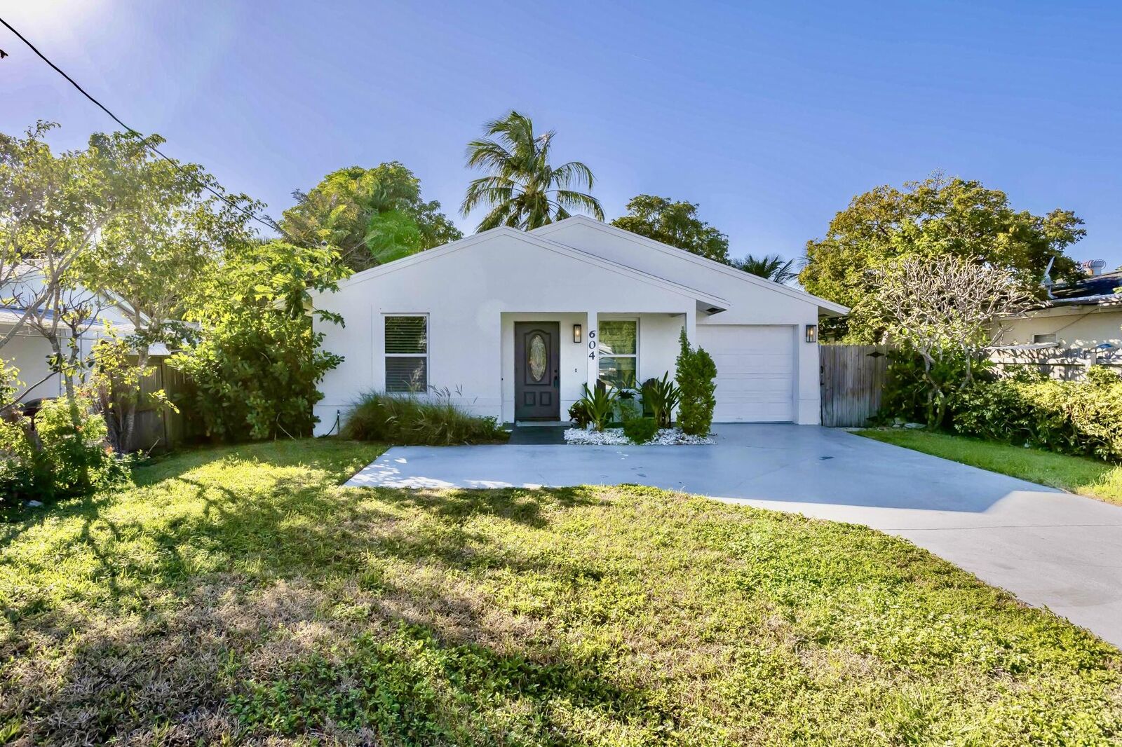 Property Photo:  604 SE 4th Avenue  FL 33483 
