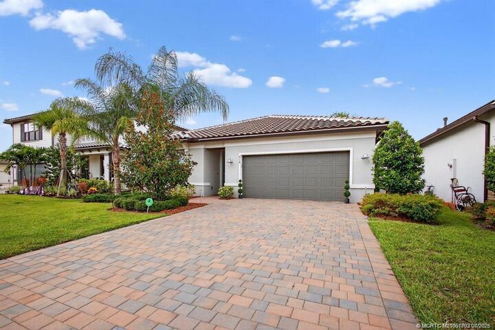Property Photo: 516 SE Villandry Way FL 34984