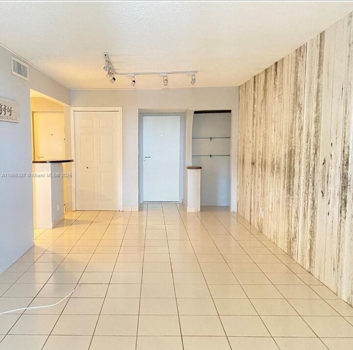 Property Photo: 121 Golden Isles Dr 304 FL 33009