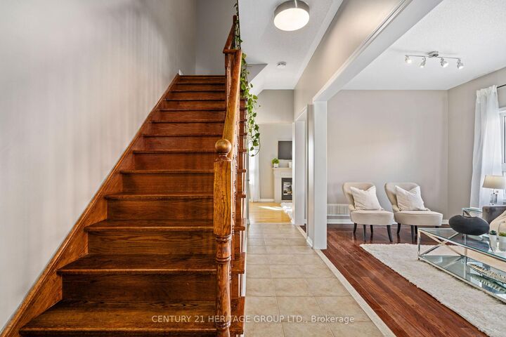 Property Photo: 18 Tudor Crescent ON L4M 0A8