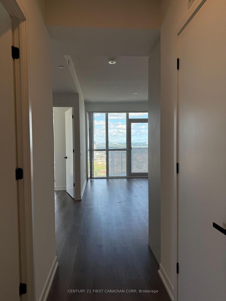 Property Photo:  28 Interchange Way N D-3705  ON L4K 0P8 