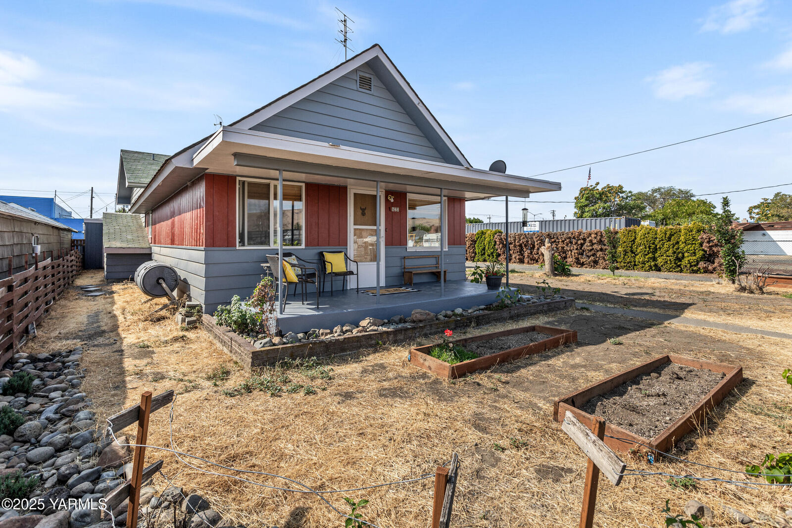 Property Photo:  620 Laurel St  WA 98902 