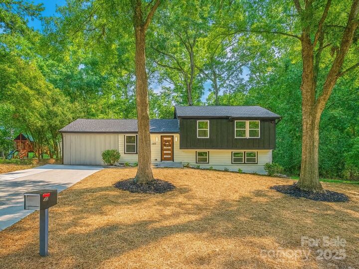 6811 Rollingridge Drive  Charlotte NC 28211 photo