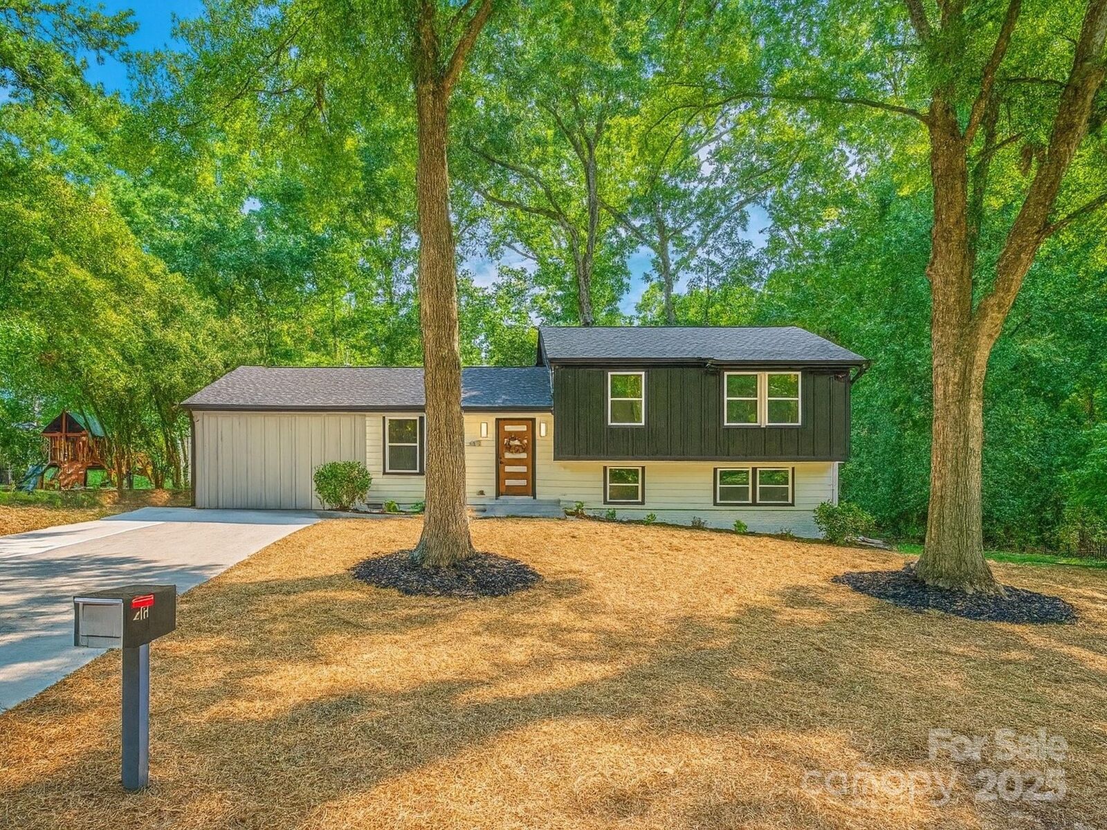 Property Photo: 6811 Rollingridge Drive NC 28211