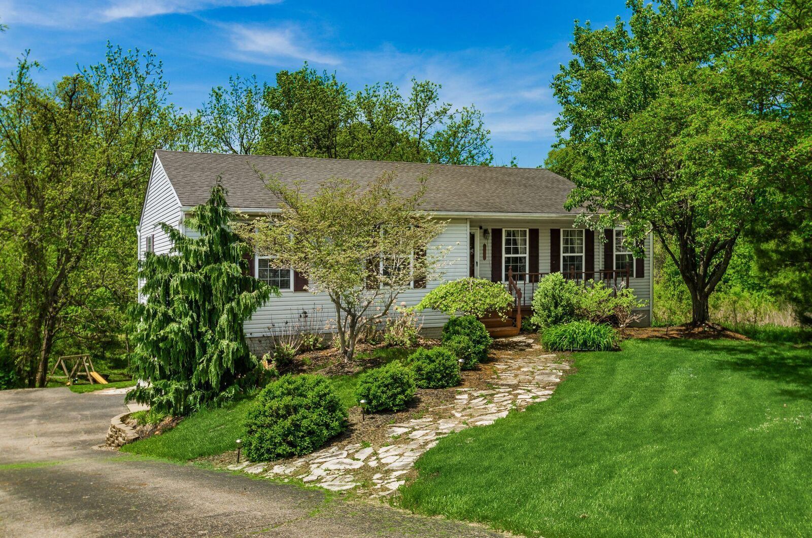 Property Photo: 2002 Pleasantville Road OH 43130