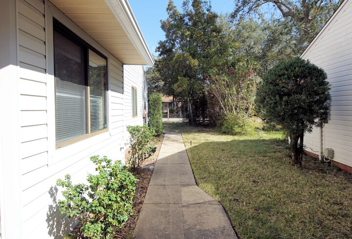 Property Photo: 1019 Alderwood Way FL 32578
