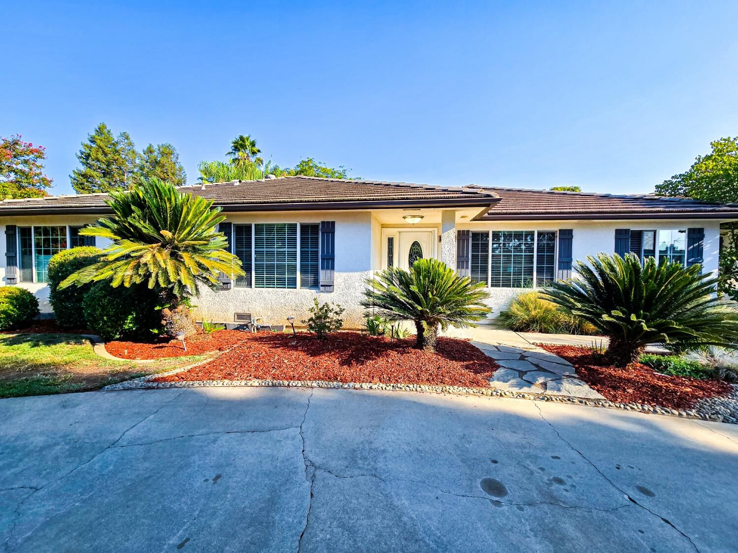 Property Photo: 1654 W Vartikian CA 93711