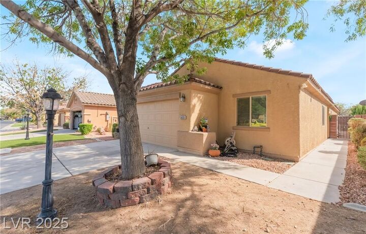 Property Photo: 5655 Crowbush Cove Place NV 89122