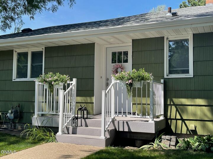 814 Crescent Lane  Bismarck ND 58501 photo