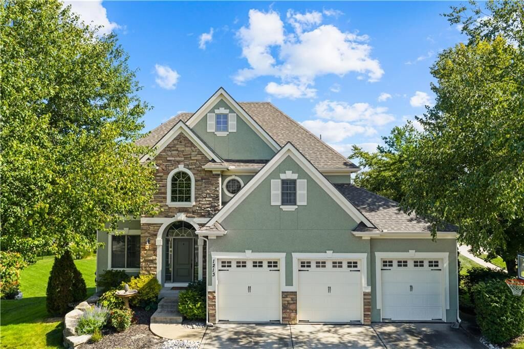 Property Photo: 1213 Thompson Circle MO 64083