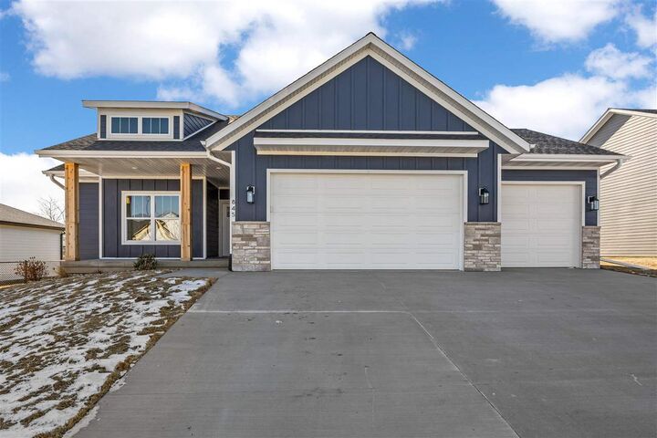 Property Photo:  845 Yorkshire St  IA 52317 