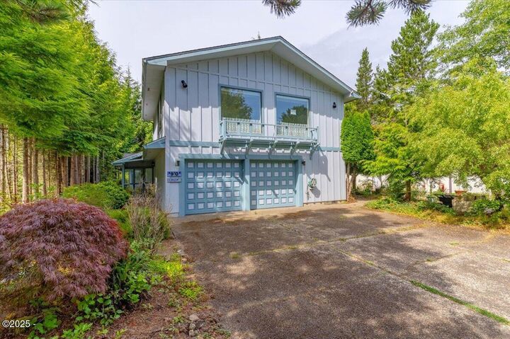 Property Photo: 90 Seagrove Loop OR 97367