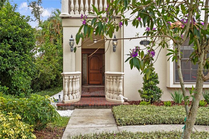 Property Photo: 2915 W Bayshore Court 1/2 FL 33611