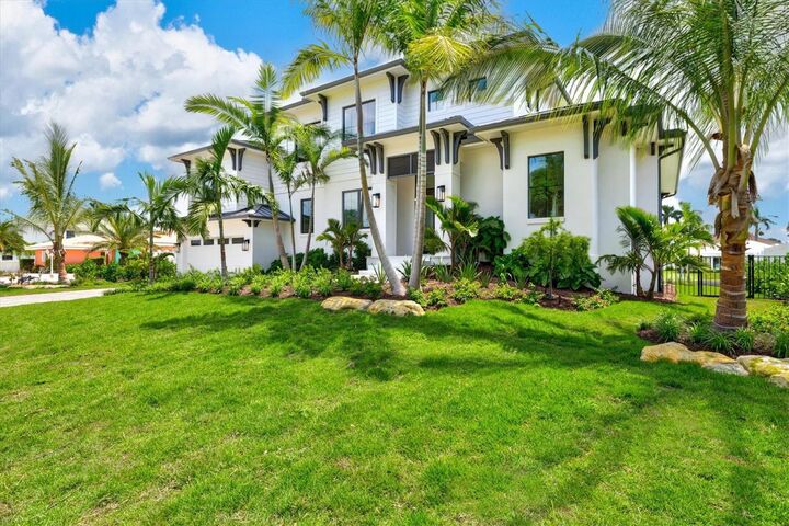 Property Photo:  524 Halyard Ln  FL 34228 