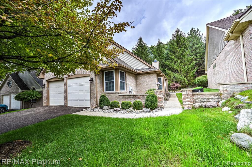 Property Photo:  807 Whisperwood Drive 70  MI 48430 2278 