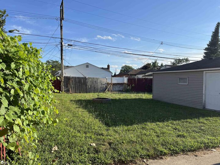 Property Photo: 32025 Birchwood St Street MI 48186