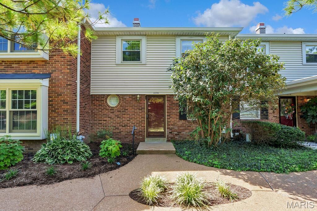 Property Photo: 1074 Brooksgate Manor Drive MO 63122