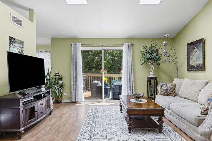 Property Photo: 1016 Viewpoint Drive IL 60156