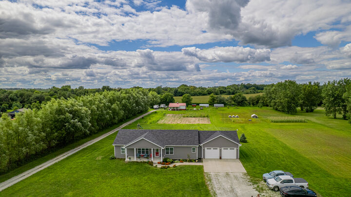 Property Photo: 5342 N Vincennes Trail IL 60954