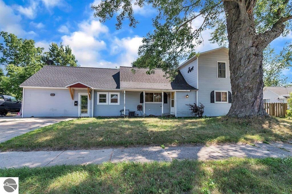 Property Photo:  817 Walnut Street  MI 49601 