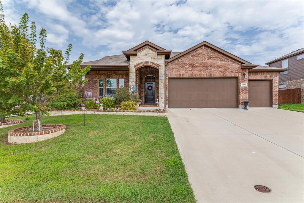 Property Photo: 1121 Berwick Court TX 76131