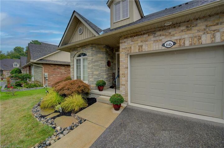 Photo de la propriété: 350 Doon Valley Drive 11D ON N2P 2M9