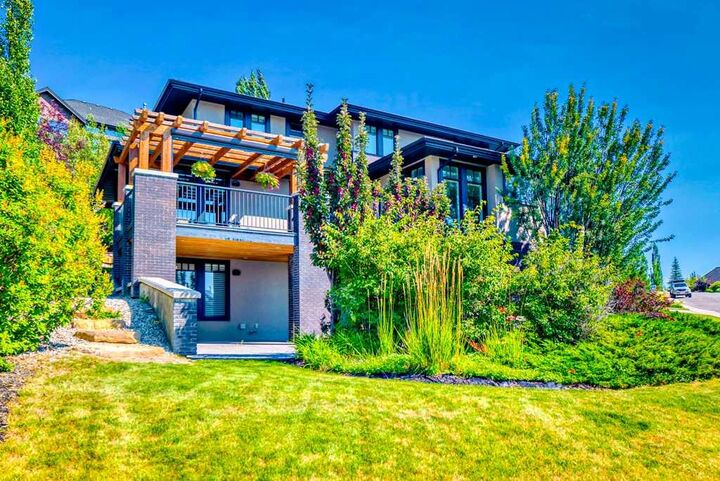 Property Photo:  16 Spring Valley Way SW  AB T3H 5M1 