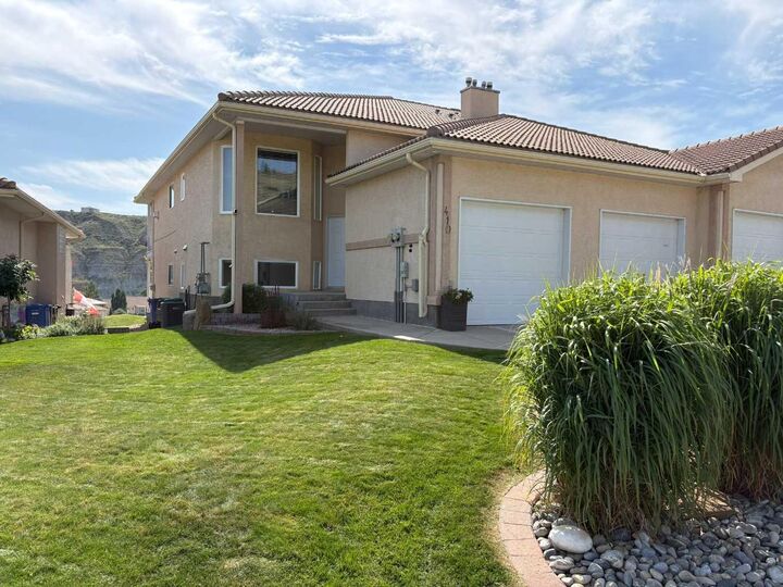 Property Photo: 410 Canyon Boulevard W B AB T1K 6V2