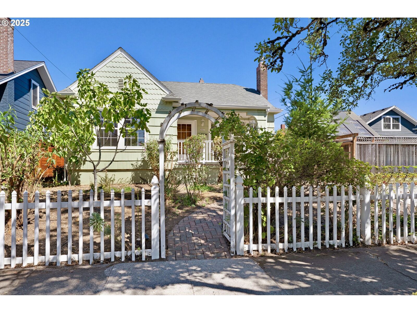 Property Photo: 3821 NE Milton St OR 97212