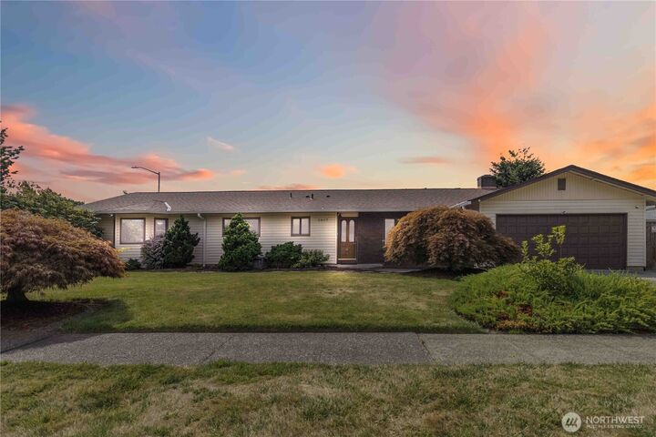 Property Photo: 3807 Oak Street WA 98632