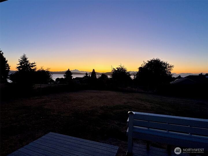 Property Photo: 691 E Maplewood Loop WA 98277